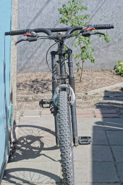 Egy Régi Fekete Sport Kerékpár Áll Szemben Zöld Fal Utcán — Stock Fotó