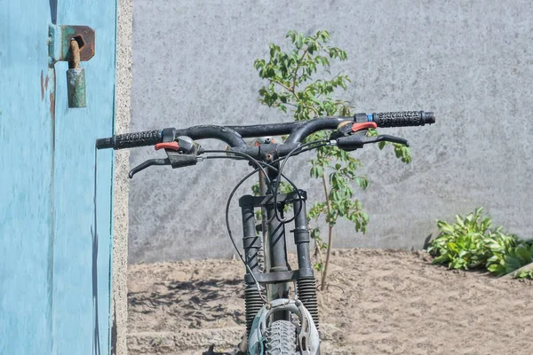 Uma Bicicleta Esportes Preta Velha Está Contra Uma Parede Verde — Fotografia de Stock