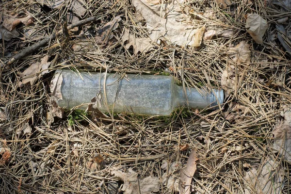 Śmieci Jednej Starej Szarej Brudnej Szklanej Butelki Leżą Ziemi Brązowych — Zdjęcie stockowe