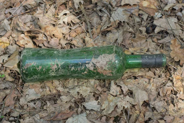 Müll Aus Einer Alten Schmutzigen Grünen Glasflasche Auf Grauem Trockenem — Stockfoto