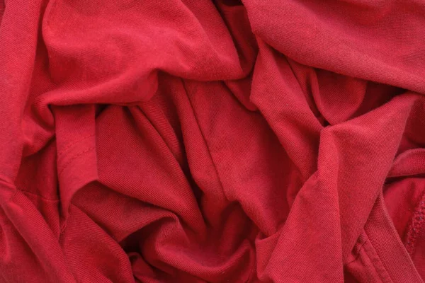 Tekstur Merah Dari Sepotong Kain Kusut Pada Pakaian Lama — Stok Foto