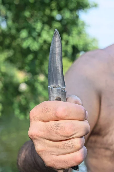 Ręka Mężczyzny Środku Trzyma Duży Składany Nóż Myśliwski Świeżym Powietrzu — Zdjęcie stockowe
