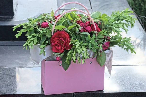 Bouquet Fleurs Roses Rouges Avec Des Feuilles Vertes Dans Sac — Photo
