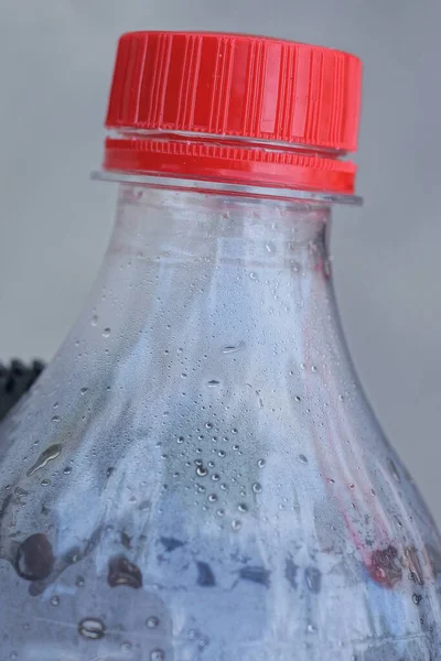 Egy Fehér Műanyag Vizes Palack Része Szürke Alapon Piros Parafával — Stock Fotó