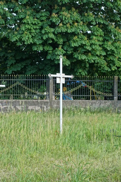 Uma Cruz Metal Velha Uma Sepultura Grama Verde Cemitério — Fotografia de Stock