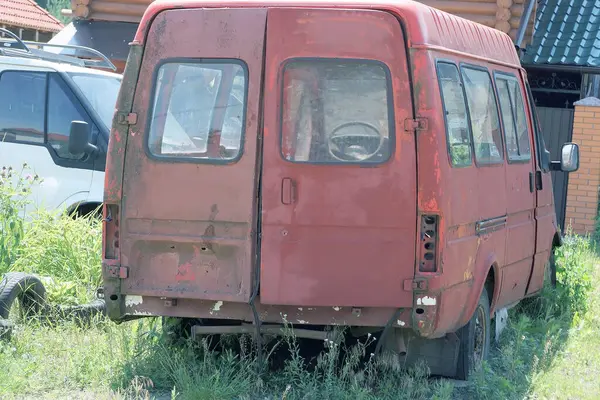 Zadní Část Starého Minibusu Dvěma Okny Červených Dveřích Stojí Ulici — Stock fotografie