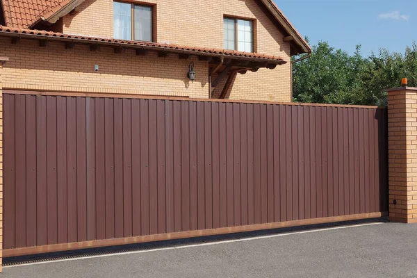 One Big Long Brown Metal Gate Part Wall Fence Bricks — Stock Photo, Image