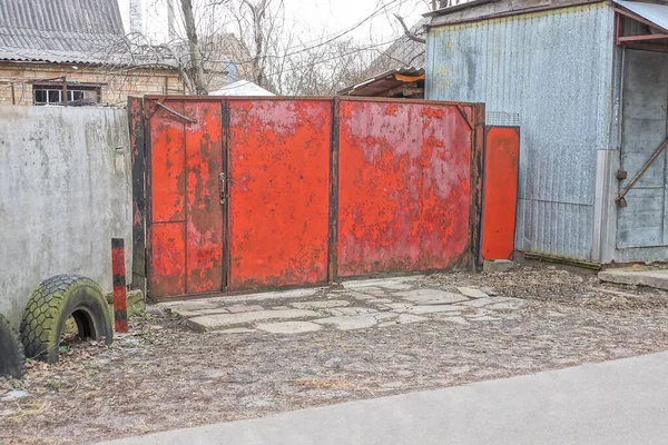 Красные Старые Грязные Металлические Ворота Закрытая Железная Дверь Сером Бетонном — стоковое фото