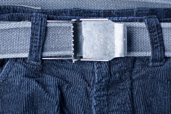 Cinturón Gris Con Hebilla Metal Abierta Tela Negra Los Pantalones —  Fotos de Stock