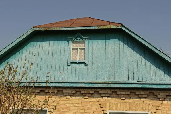 Modrá Dřevěná Půda Malým Okénkem Starého Venkovského Hnědého Domu Proti — Stock fotografie