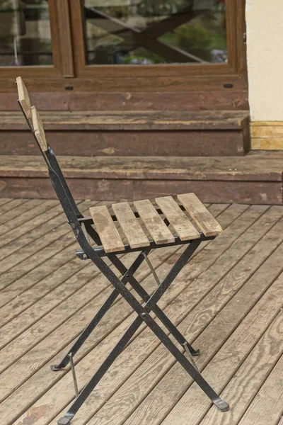 Ein Alter Stuhl Aus Braunen Holzbrettern Und Schwarzem Metall Steht — Stockfoto