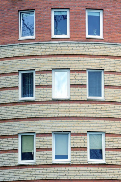 Row White Rectangular Windows Brown Brick Wall Large House Street — Stock Photo, Image