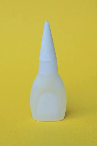 Одна Маленька Біла Закрита Пластикова Трубка Клеєм Стоїть Жовтому Столі — стокове фото
