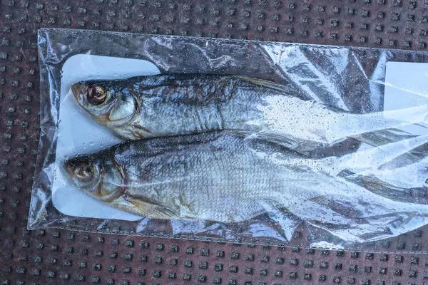 Şeffaf Bir Selofan Pakette Iki Gri Tuzlanmış Hamamböceği Balığı Kahverengi — Stok fotoğraf