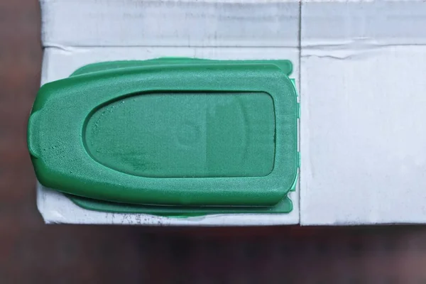 Шматок Одного Білого Паперового Мішка Покритого Зеленою Пластиковою Кришкою — стокове фото