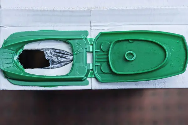 Кусок Одного Белого Бумажного Пакета Покрытого Открытой Зеленой Пластиковой Крышкой — стоковое фото