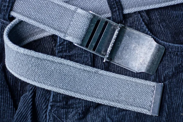 Cinturón Gris Con Hebilla Metal Abierta Tela Negra Los Pantalones —  Fotos de Stock