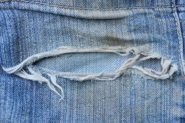 Texture Tissu Coton Bleu Déchiré Avec Des Fils Blancs Sur — Photo