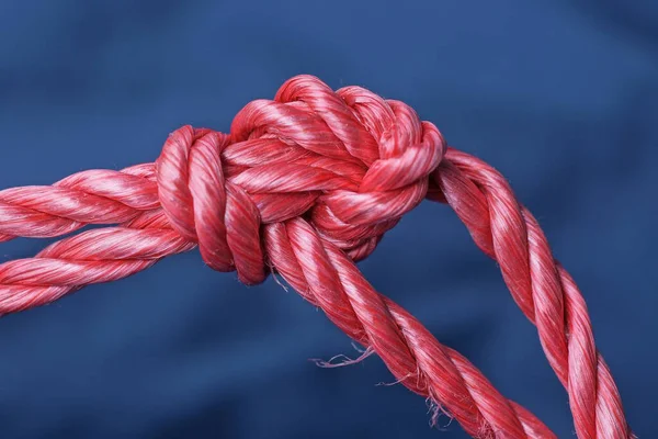 Кусок Красной Веревки Узлом Синем Фоне — стоковое фото