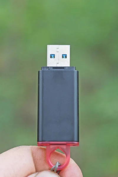 Dedos Mão Segurar Preto Pequeno Plástico Flash Drive Compacto Livre — Fotografia de Stock