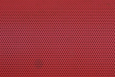 Metal ızgaranın dokusu kırmızı müzik hoparlörünün önünde