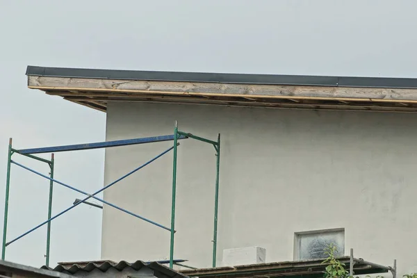 Eisengerüst Steht Der Grauen Wand Des Dachgeschosses Eines Privathauses Der — Stockfoto