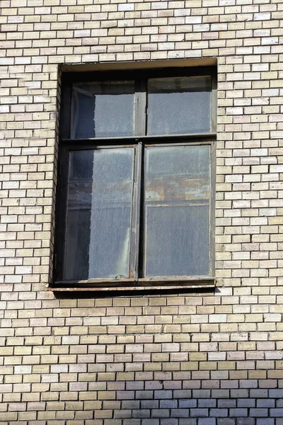 Ein Altes Fenster Der Grauen Ziegelwand Des Gebäudes Auf Der — Stockfoto