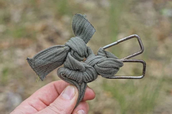 Fingers Hand Hold Green Harness Fabric Knot Two Gray Metal — Stock Photo, Image
