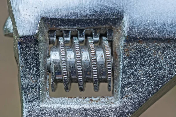 Parte Uma Chave Ferro Cinza Com Uma Pequena Roda Rolo — Fotografia de Stock
