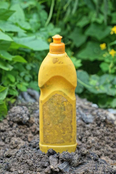 Egy Koszos Sárga Műanyag Palack Hulladéka Áll Szürke Földön Utcán — Stock Fotó