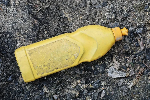 Basura Una Vieja Botella Plástico Amarillo Sucio Yace Suelo Gris —  Fotos de Stock