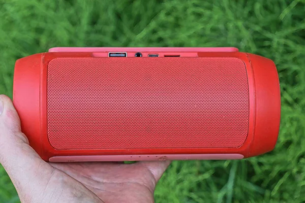 Een Hand Houdt Een Rode Kleine Mobiele Muziek Elektronische Luidspreker — Stockfoto