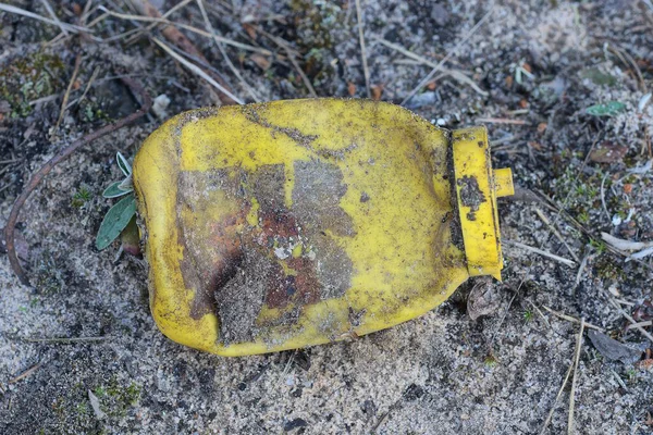 Szemetet Egy Sárga Műanyag Koszos Mustáros Üveg Fekszik Szürke Földön — Stock Fotó