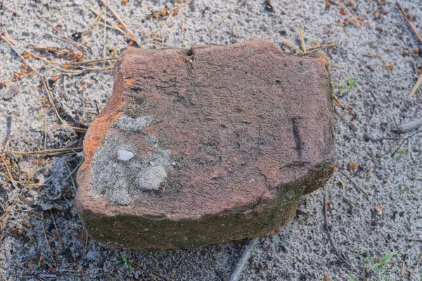 Eski Kirli Bir Tuğla Parçası Gri Kumların Üzerinde Yatıyor — Stok fotoğraf