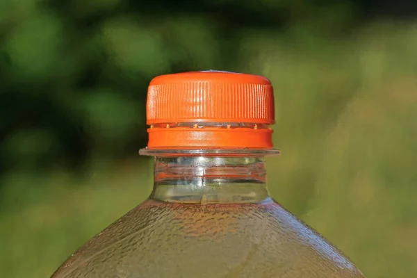 Teil Einer Plastikflasche Mit Rosa Korken Auf Grünem Hintergrund Auf — Stockfoto