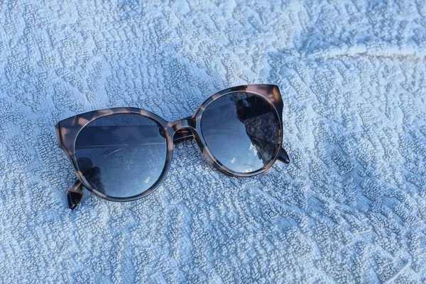 Eine Plastikbraune Sonnenbrille Liegt Auf Einem Weißen Tuch — Stockfoto