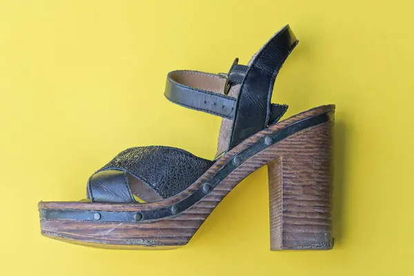 Ένα Μαύρο Καλοκαιρινό Παπούτσι Από Δέρμα Ψηλό Καφέ Ξύλινο Τακούνι — Φωτογραφία Αρχείου