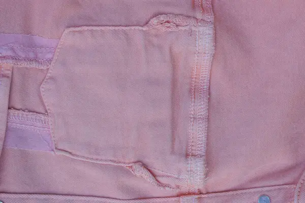 주머니가 옷가지에 솔기가 분홍색 면직물의 — 스톡 사진