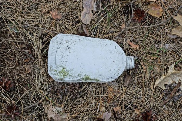 Basura Una Botella Plástico Blanco Con Mentiras Sobre Hierba Seca —  Fotos de Stock
