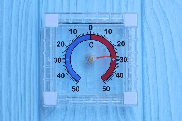 Temómetro Plástico Cuadrado Transparente Encuentra Una Mesa Madera Azul — Foto de Stock