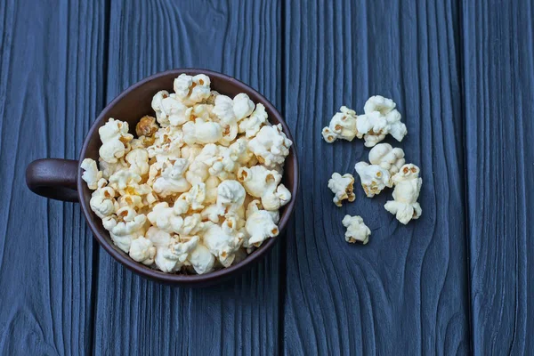 Food Pile White Popcorn Brown Cup Black Wooden Table — Stock Photo, Image