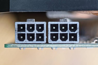 Video kartı çipine iki siyah elektrik soketi girişi