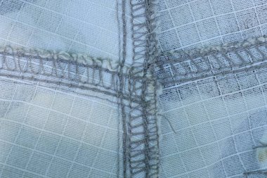 Dikişleri olan bir pamuk parçasının gri kumaş dokusu