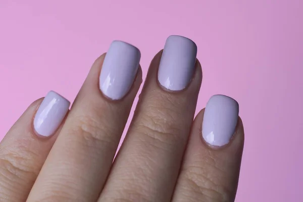 Quatro Dedos Mão Uma Menina Com Manicure Rosa Pregos Fundo — Fotografia de Stock