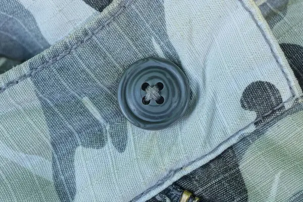 Одна Велика Чорна Пластикова Кнопка Сірій Тканині Одязі — стокове фото