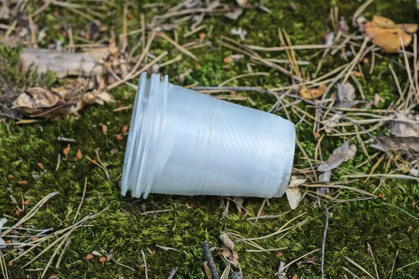 Сміття Однієї Білої Пластикової Чашки Лежить Зеленому Моху Відкритому Повітрі — стокове фото