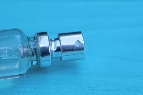 Ein Grau Metallisches Spray Auf Einer Glasflasche Parfüm Liegt Auf — Stockfoto