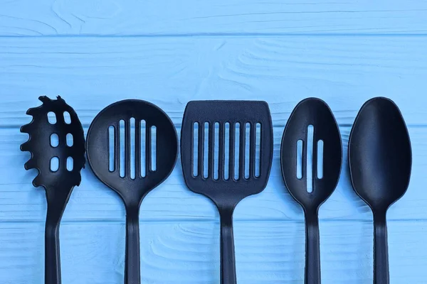 Ensemble Cinq Ustensiles Cuisine Plastique Noir Reposent Sur Une Table — Photo