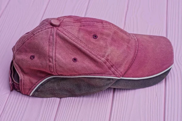 Cappello Baseball Tessuto Nero Rosso Trova Tavolo Legno Rosa — Foto Stock