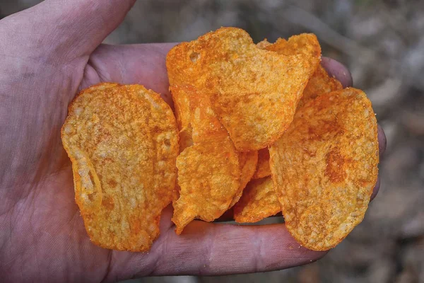 Sok Piros Száraz Burgonya Chips Élelmiszer Tenyér Kéz — Stock Fotó
